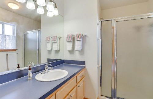 Walk to Lake Padden Bellingham Home with Deck - Foto 16