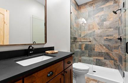 Black Bear Lodge by Avantstay Lakefront, Dock, Pool, Theater Sleeps 20+ - Foto 80