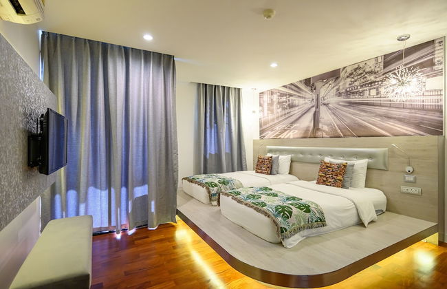 Benviar Tonson Residence - Photo 45