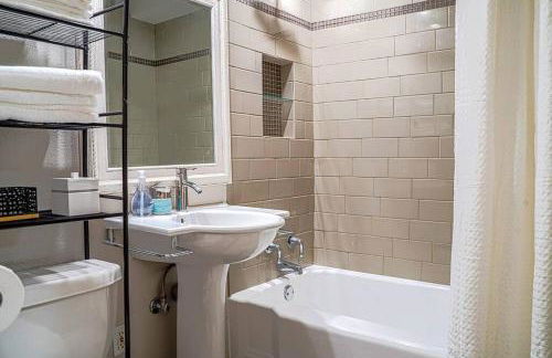 Colorful downtown condo, 2 bedrooms, king bed - Foto 7