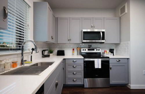 Cozy 2BR w Pool Gym Near Rvrwalk Dome Conv Ctr - Foto 19