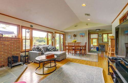 Lakefront Connecticut Retreat Near UConn - Foto 6