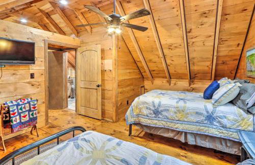 Cozy Creekside Mountain Escape w/ Hot Tub! - Foto 21