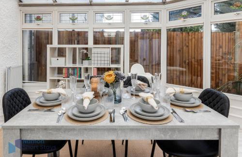 Large Comfy 4 Bedroom House, Ideal for Workers, FREE Parking - Foto 6