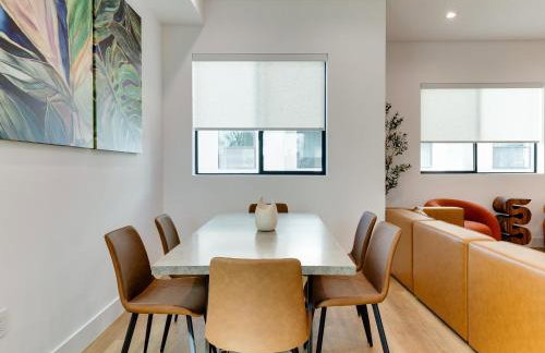 Modern Luxe Retreat Four-Bedroom - Photo 3