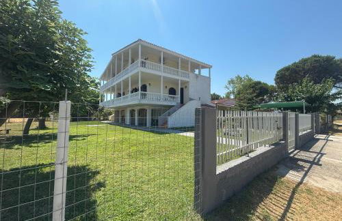 Sapphire Apartment , Beachfront Family Apartment for 4 with Private Garden, 1-Minute Walk to the Beach - Foto 2