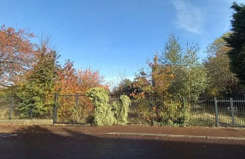 Peaceful Home from Home - Spacious 3 Bedroom House Accommodating 7 - Ideal for Families and Workers - Foto 19