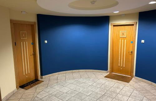 Large 2 bedroom 2 bathroom x6 person city center apartment with free underground parking - Foto 26