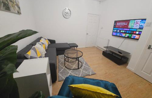 Glebe House - 2 Bedroom Luxury House that sleeps 6, with Free Private Parking, Easy Access to City Centre, and Near the Motorway - Photo 3