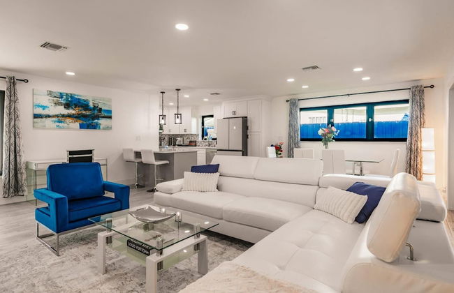 Modern Spacious Home With Pool Jacuzzi - Photo 3