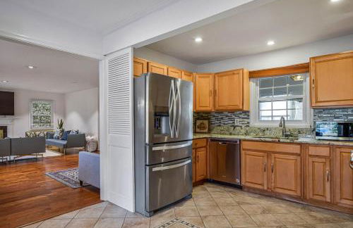 Cozy 4BR Retreat - Private backyard, Gazebo & Grill - Foto 31