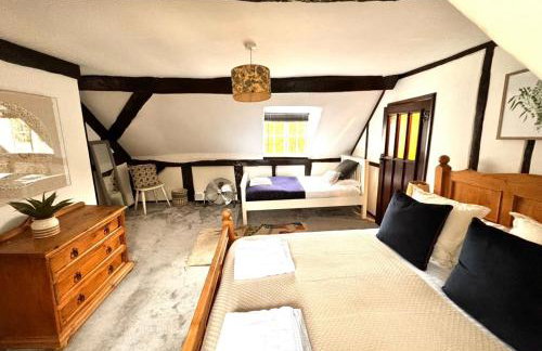 Stylish Tudor Cottage & Hot Tub - Photo 39