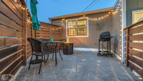 Walkable Downtown Stay with Fire Pit - Foto 2