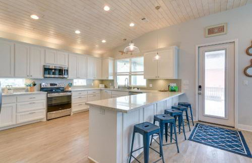 Luxe Crystal Beach Retreat with Views! Walk to Shore - Foto 9