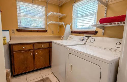 Spacious house- Deep Water Dock Pool Golf Cart Rental available - Foto 26