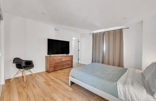 Luxurious Townhome W/3 Master Suites gated Parking - Photo 31