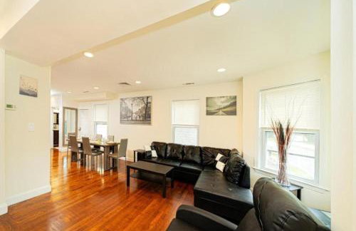 988 - 2 4BR Boston Cozy Getaway near Geneva Cliffs - Foto 2