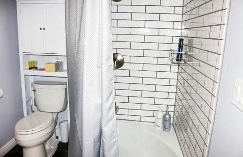 Modern 2 BR 2BA Biz Friendly Duplex with Fast Wi-Fi and Workspaces - Foto 18