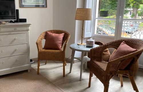 Ground Floor - Hauseman Building close to Thermes - Foto 17