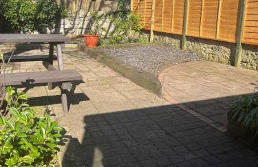 Stylish 2Bed Ground Floor Flat with Private Garden - Photo 28