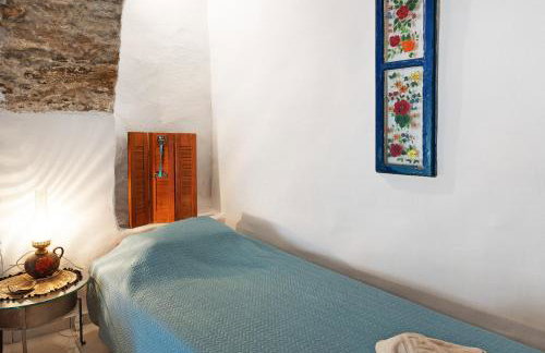 Maria in the castle Kea - Photo 11