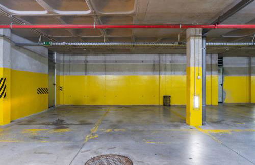 Modern Flat with Balcony & Garage by HostWise - Foto 25