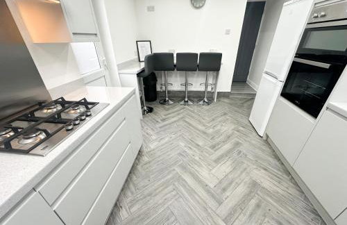 Central Location Liverpool, Modern Home, 4 BR, Sleeps 9, Free Parking - Foto 54