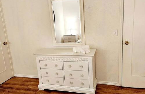 Newly remodeled 5BR 3BA w/pool 16 ppl - Photo 47