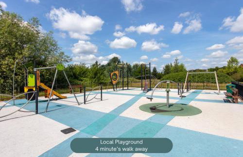 Stylish 3 Bedroom House - Excellent Location - Free Parking, Garden, Fast Wifi, Work Space and Self-Check-In by Yoko Property - Foto 34