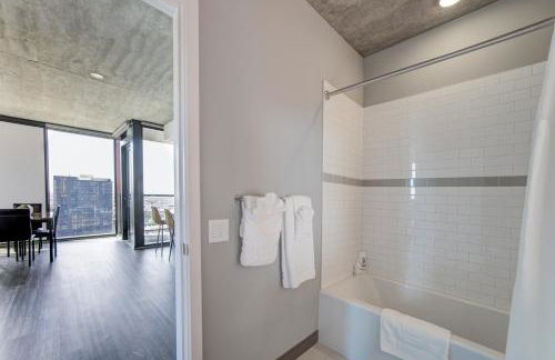 2BR Designer Loft Modern Luxe in City Center - Foto 24