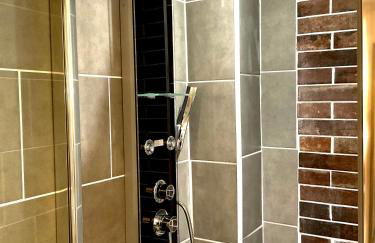 Les Loges Du Théatre 160m2 MAISON PRIVÉ 14 personnes MAX tout équipé a 200m de l'AVENUE DE CHAMPAGNE et toutes commodités DEGUSTATION CHAMPAGNE OFFERTE jacuzzi sauna jeux velos EMPLACEMENT EXCEPTIONNEL et CHIC - Foto 47