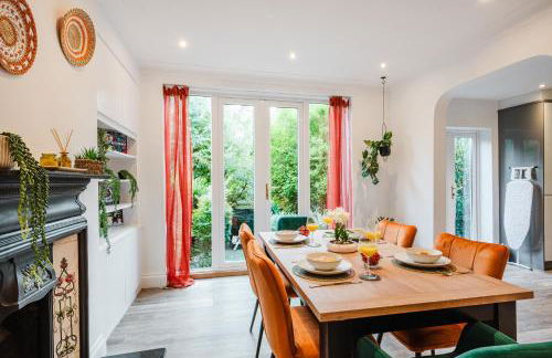 Bright 4BR Home with Garden with Free Parking and Sleeps up to 9 - Foto 26