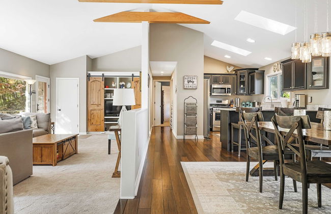 Cabin in the Sky by Avantstay Deck w/ Views - Foto 11