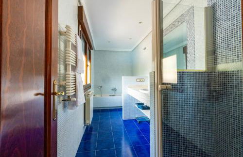 Mansión con Jacuzzi a 40 grados, gran piscina y Pádel - Photo 68