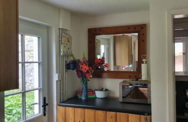 Charming coastal cottage - pet friendly! - Photo 2