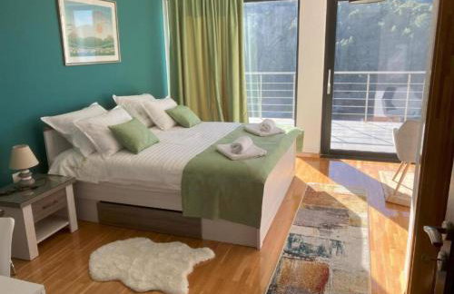 Beachfront Luxury Villa with Private Pool and Stunning Sea Views - Photo 25