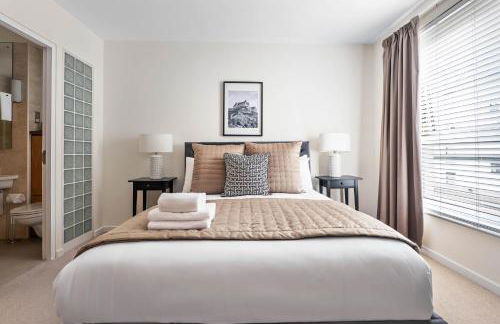 Central 2BR Park Royal Apartment with Balcony and Parking - Photo 18