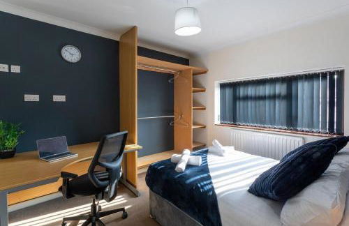 Newly Refurbed Home With Football Table Near M5 Junction 2 - Foto 28