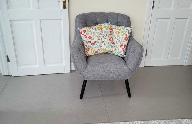 Charming 1-bed Apartment in Barefield - Photo 12