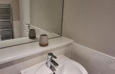 The Silverstone House. Comfort, Convenience and no hassle at the doorstep of Silverstone Race Circuit. - Photo 20