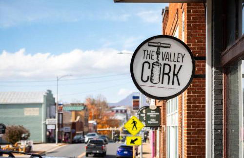 Hidden Hollow 3BD Cabin - Hot Tub, Wifi, Game Room, Fire Pit - Foto 47