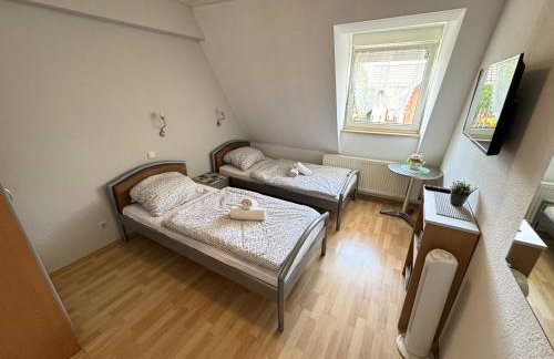 Family and Friends Worms - Photo 7