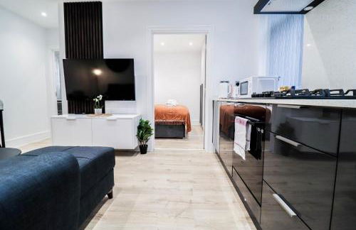 The Rye Retreat - 1BR Modern Design with Smart TV & Secure Underground Parking in Central High Wycombe HP13, Sleeps 3 - Foto 25