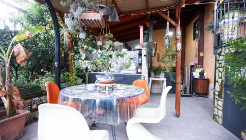 GuestHost - Vesuvium Garden - Photo 2