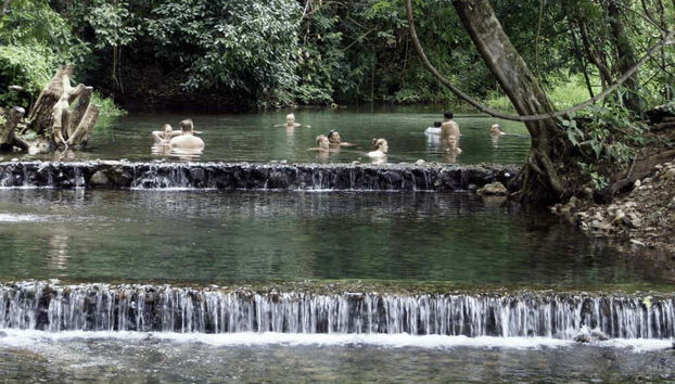 Pessoas aproveitando as fontes termais de Sai Ngam