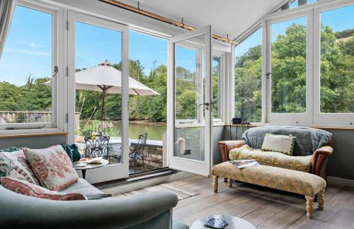 Duck Cottage - Waters Edge, Exclusive Village Location - Photo 7