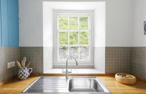 Coastguard Cottage - set in an elevated position with fabulous views overlooking Portloe - Photo 11