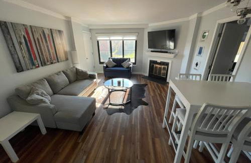 2 BR, 2 Bath Condo on the slopes with night skiing! - Foto 3