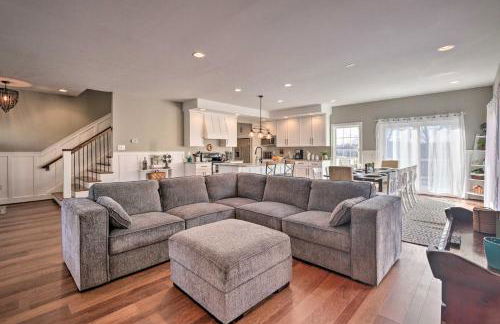 Morrisonville Manor with Fire Pit and Hot Tub! - Foto 6