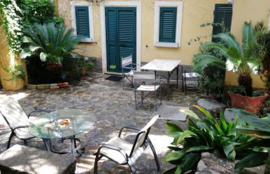 Villino with Garden - Photo 24